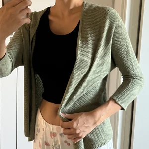 Virkad kofta - Jättevacker grön kofta i tunt stickat/virkat material. Köpt i en liten butik i Italien. 