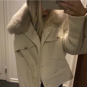 Meotine Jacka - Säljer helt ny meotine jacka då jag har hittat en annan kappa. Prislapp och allt kvar. Nypris 2800kr❤️skriv vid intresse eller frågor