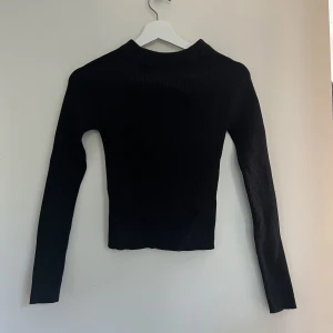 Stickad tröja med öppen rygg - Helt ny, oanvänd, stickad tröja med öppen rygg och rosett