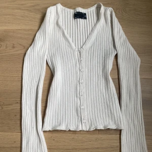 Vit topp - Vit stickad topp/cardigan från ASOS i storleken XS
