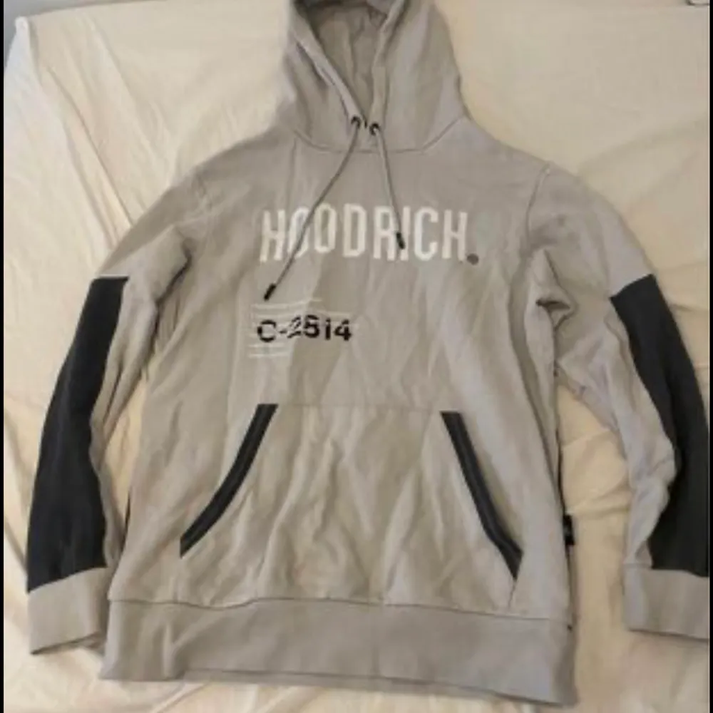 Säljer min hoodrich dress då jag inte använder den längre. Den är i gott skick men har ett litet hål som du kan se (tredje bilden). Både tröjan och byxorna är i storlek M.. Hoodies.