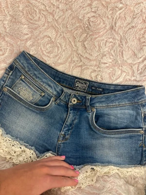 Jeans shorts  - Säljer dessa lågmidjade jeans shorts i storlek 28, är från ”superdry” säljer för att dem är förstora, skriv vid frågor!