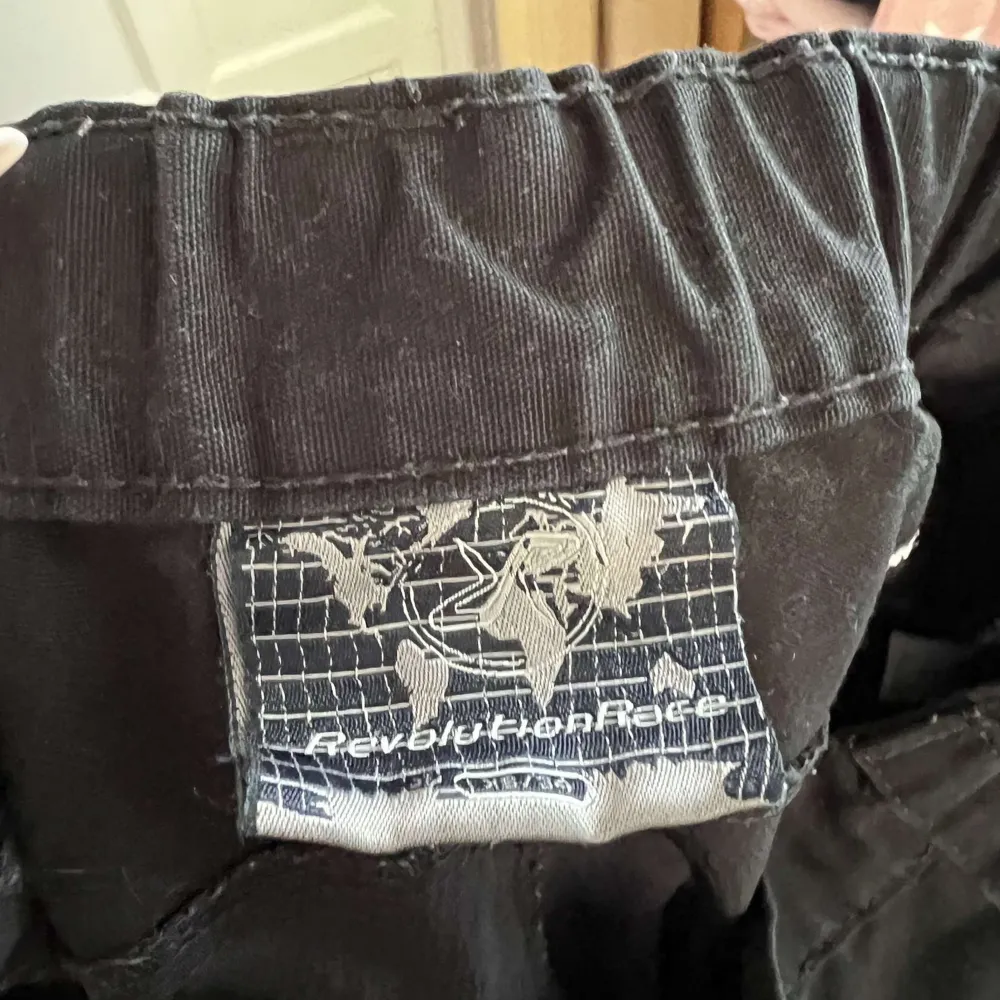 Hej! Säljer dessa revolutionrace byxorna eftersom dom är för små. Dom är i storlek 32/34, hör av er ifall ni vill ha fler bilder på dom🤍. Jeans & Byxor.