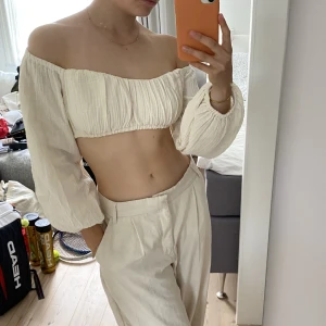 Topp - Denna otroligt söta topp är nu till salu. Endast använd en halv dag då jag tillslut insåg att det inte är min stil, hur mycket jag än vill. Alltså i bra skick med andra ord. Nu önskar jag att denna topp får en bättre ägare som faktiskt vill bära den. 🤍