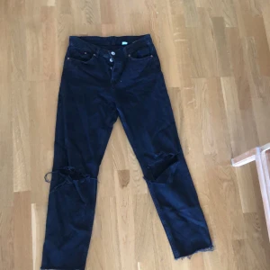 Slitna jeans från hm!  - Svarta, slitna jeans från hm med hål i knäna. 🫶