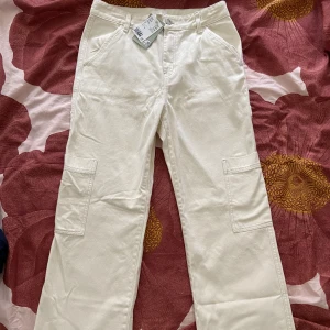 Vita cargobyxor - Vita vida cargobyxor från hm. Helt ny och oanvänd med etikett kvar, storleken är för liten för mig så jag säljer den vidare😊 Superfint material i bomullstwill med hög midja