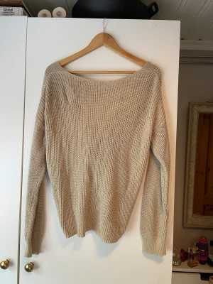 Tröja - Tröja från NA-KD. Använd endast ett fåtal gånger. Urringningen är baktill. Storlek: S. 