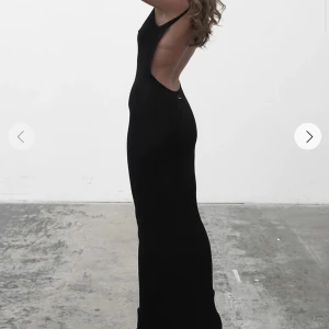 Adsgn klänning  - Öppen rygg, aldrig använd. 