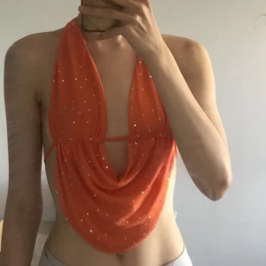 Orange retro festtopp  - Perfekt fest topp för dig som vill ha en 00 tals inspirerad outfit