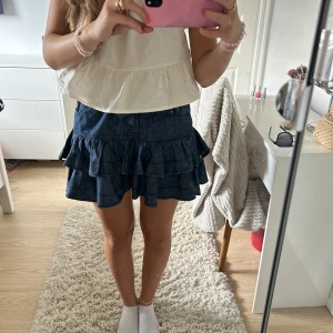 Jeans kjol volang - Super söt volang jeans kjol, fint skick. Storlek 36/38