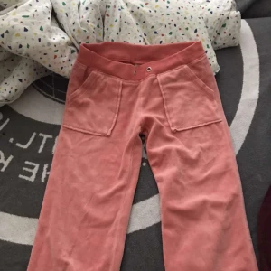 Juicy  - Säljer dom här juicy byxorna gammal modell men fina har inga snören. Dom är väldigt Lågmidjade 
