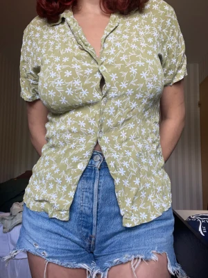 Söt blommig topp/blus - köptes secondhand men bara använts två gånger på typ två år☺️originalbutiken är Kappahl, endast en tråd som sticker ut vid en av knapparna, kan skicka bild om det önskas🥰