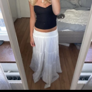 Vit långkjol  - Säljer denna vita långkjol. För lång på mig som är 160, skulle säga att det passar någon upp till 175. Går självklart även att klippa av ifall den blir för lång. Direktpris: 300kr. Har du någon fråga är det bara att höra av dig🫶🏻