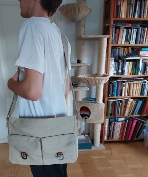 Väska - Medelstor väska, bra förvaring. Kontakta vid intresse, köparen står för frakt.