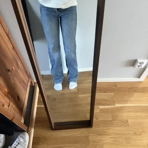 Jeans  - Jeans från bikbok Storlek 27/32 motsvarar S  Jag är 167cm o dom e perfekt längd för mig 