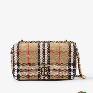 Burberry Lola Mini Bag - INTRESSEKOLL!!! 🤎 Burberry mini lola bag. Limited availability på hemsidan.  Nypris: 15,500kr Nästan helt ny, använd få gånger.  Kvitto, box osv allt tillkommer! Pris: 10,000kr, går att diskutera vid snabb affär! 🤍
