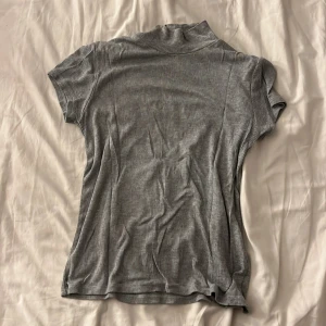 Grå tröja - grå polotshirt