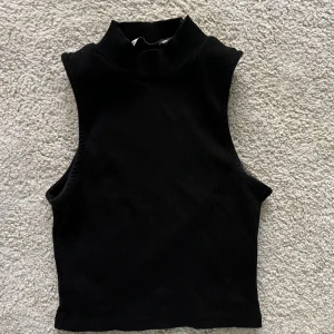 Topp - En svart topp i storlek M/L men har man lite mindre byst så passar de även i S. Från lager 157🫶🏼🩵