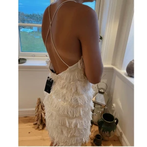 Krämvit klänning  - En helt oanvänd (limited edition) klänning från NA-KD. Säljer tyvärr pga att den är för stor för mig. (Liten i storleken)