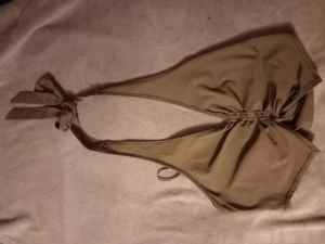 Halterneck topp  - Snygg halterneck top från hm med prislappen kvar!💓 är lite mörkare i verkligheten vilket ni kan se på sista bilden ✨️