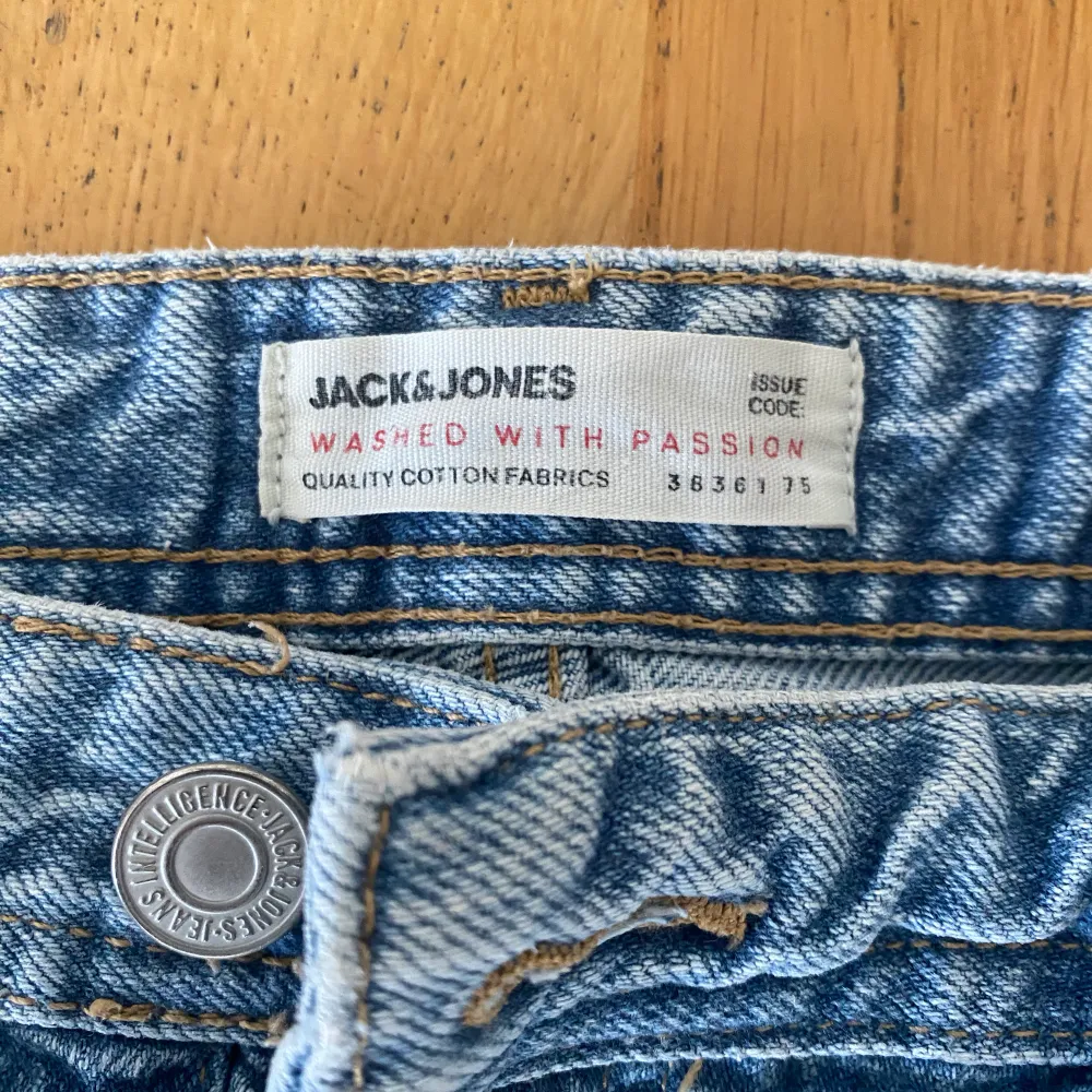 Fina jeans från Jack & Jones. Säljer billigt  Storlek 32/34. Jeans & Byxor.