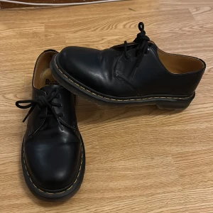 Dr.martens 1461 - Sparsamt använda över en vinter. Storlek 42, kan passa upp mot 43. Har ingen box kvar. Skick 8/10