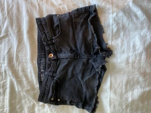 Gulle shorts - Jättegulliga shorts i storlek 152🤩 bra skick!!!! Regular waist👖💕