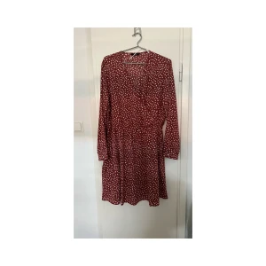 HELT NYTT!!!🌸Skön kvalitet & prickiga klänning - storlek 44 - Säljs den eftersom den är stor för mig och det är försent att skicka på retur :( Den är helt nytt & oanvänd  Längd från axeln till nedåt är 90 cm