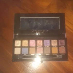 Anastasia pallet - Säljer denna anastasia pallet, den är i bra skick och har typ aldrig använt den. Har haft den sen november förra året
