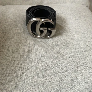 Gucci  - Ett Gucci bälte i bra skick har haft den nu i 5 år och de är väldigt bra kvalite köpte den för 3500 kr i Stockholm på en Gucci butik vid birgerjarlsgatan 1.