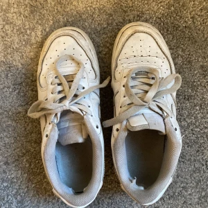 Air force 1 - Vita AF1 creasade men värt priset. Tvättas innan jag skickar iväg de med bild och allt! 🤍