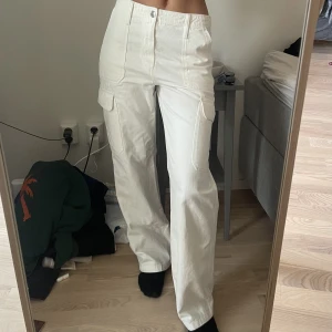 Vita cargobyxor från zara - Vita cargobyxor från zara i storlek 38, köpta för 359kr aldrig använda med prislappen kvar 