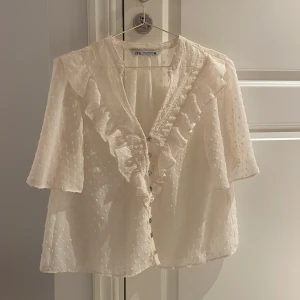 #sthlmstil #Zara - Säljer min jättefina blus från zara som inte kommer till användning💗 Använd fåtal gånger👏🏽 