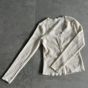 Tröja/blus - Säljer min crémevita tröja som passar perfekt till vardags och till andra tillställningar. Köpt här på plick men har inte kommit till användning! ❤️Passar Xs-M  