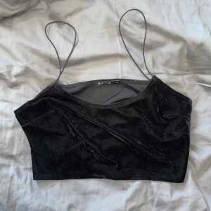 Svart Sammetstopp - Inga slitningar eller defekter - i nyskick. Croppad.