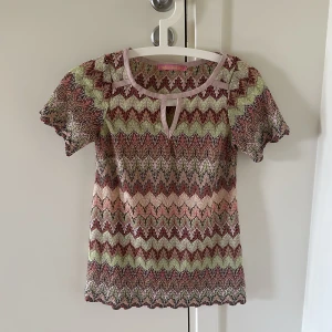 Stickad blus  - Stickad blu med rosa, beiget och grönt mönster.