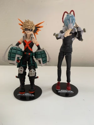 mha anime figurer - två figurer som är köpt från gamestop när det fanns för ~200kr/st , tröttnat på serien och vill ha bort dem så snart som möjligt  har andra mha figurer för salu  !! djur i hemmet , kontakta innan du klicker på ”köp nu !!