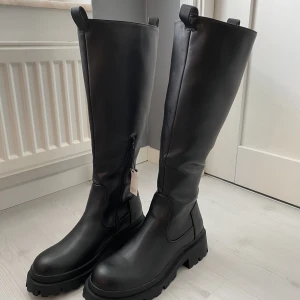 Svarta Boots - Skit snygga svarta höga boots, helt oanvända med lappen kvar⭐️ Orginalpris: 700kr   Märke: Even&Odd