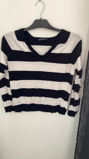Stickad tröja - V ringade stickad tröja. Använd fåtal gånger. OBS kommer strykas innan den skickas