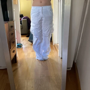 Vita cargobyxor.  - Lågmidjade cargobyxor. Nästintill oanvända, köpta på H&M för ett tag sen.💋 