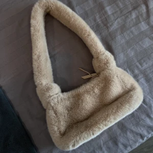VÄSKA - Väska i fluffigt, mjukt material. Använt ett fåtal gånger — i perfekt skick. 