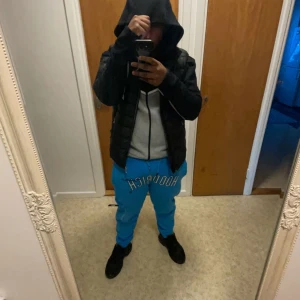 Hoodrich byxor  - Användes 2 gånger bara,De är bra skick och ingen problem.