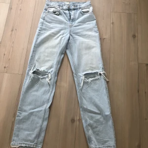 Ljusa jeans - Högmidjade jeans med hål i knäna från Gina Tricot, Stl 32. Nypris 300kr pris kan diskuteras 