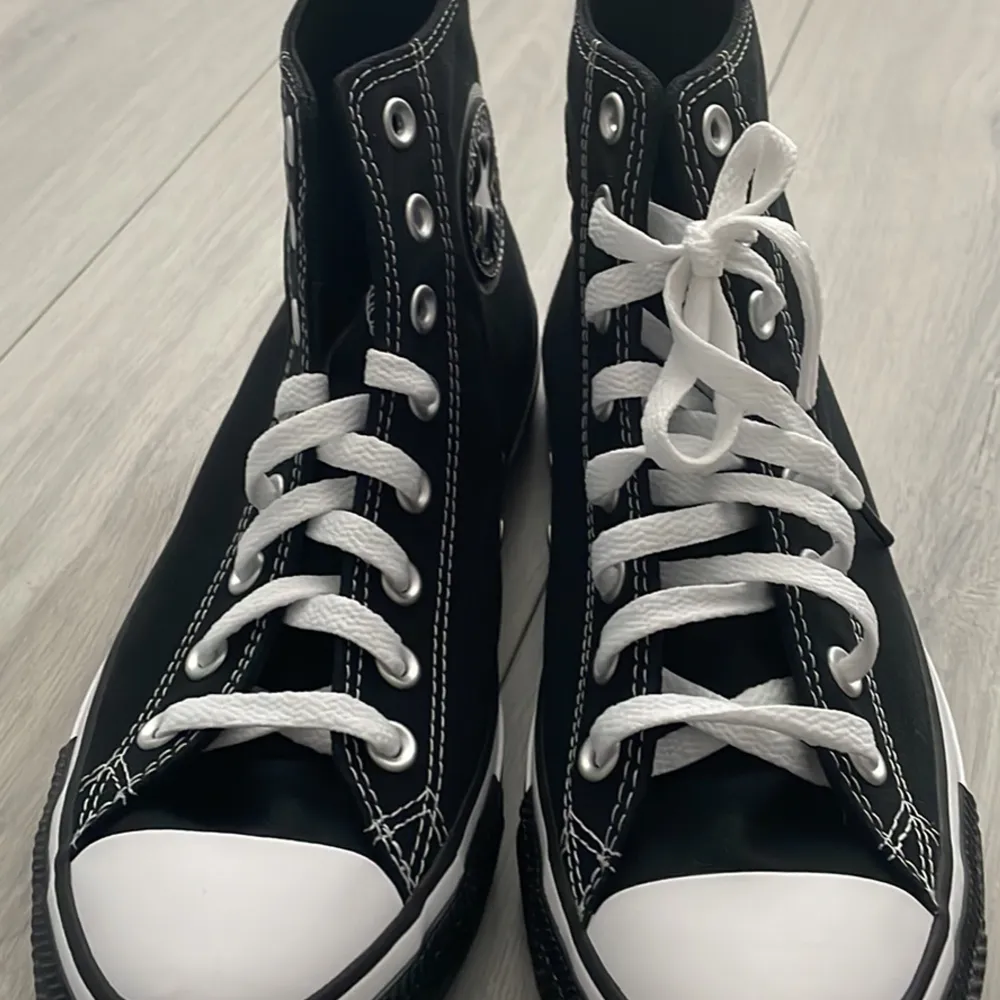 Helt nya Converse. Prislapp i skon.  Storlek 41.5    Kan skicka mer bilder via chatten.. Skor.