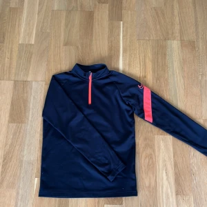 Nike dri-fit zip tröja (stl128-137) - Tröjan är i bra skick 