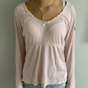 Odd Molly tröja - Snygg odd Molly tröja i ljus rosa. Den är i storlek 2 vilket motsvara M men funkar även för S. Klicka inte på köp nu utan hör av dig till mig istället. 