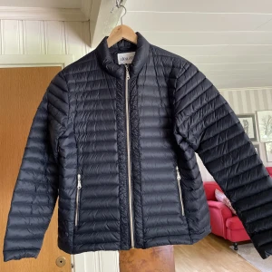 Jacka  - Marinblå jacka Stl XL Så fint skick, som ny.  Märke: Dea