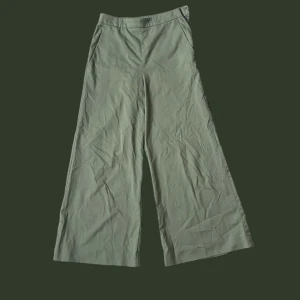 Gröna, vida byxor - Kostymaktiga byxor men lite vidare