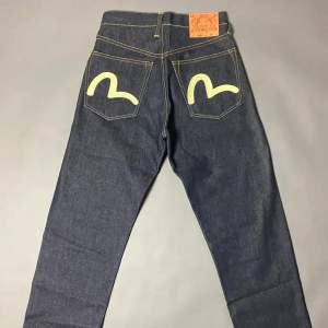 Vintage selvedged Evisu jeans i mycket gott skick köpta på grailed. De är i stl 28 herr.  Skriv till mig för fler bilder.  
