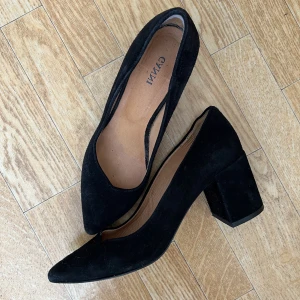 Ganni pumps med bred klack  - Ganni Lana pumps med bred klack och spetsig tå. Svart mocka. Klack möter ca 7-8cm. Fint skick som ny, använt extremt sparsamt!